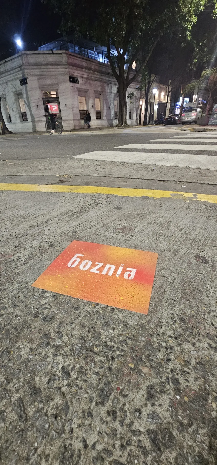 Sticker de piso Boznia en foil de aluminio sobre vereda de cemento, Buenos Aires
