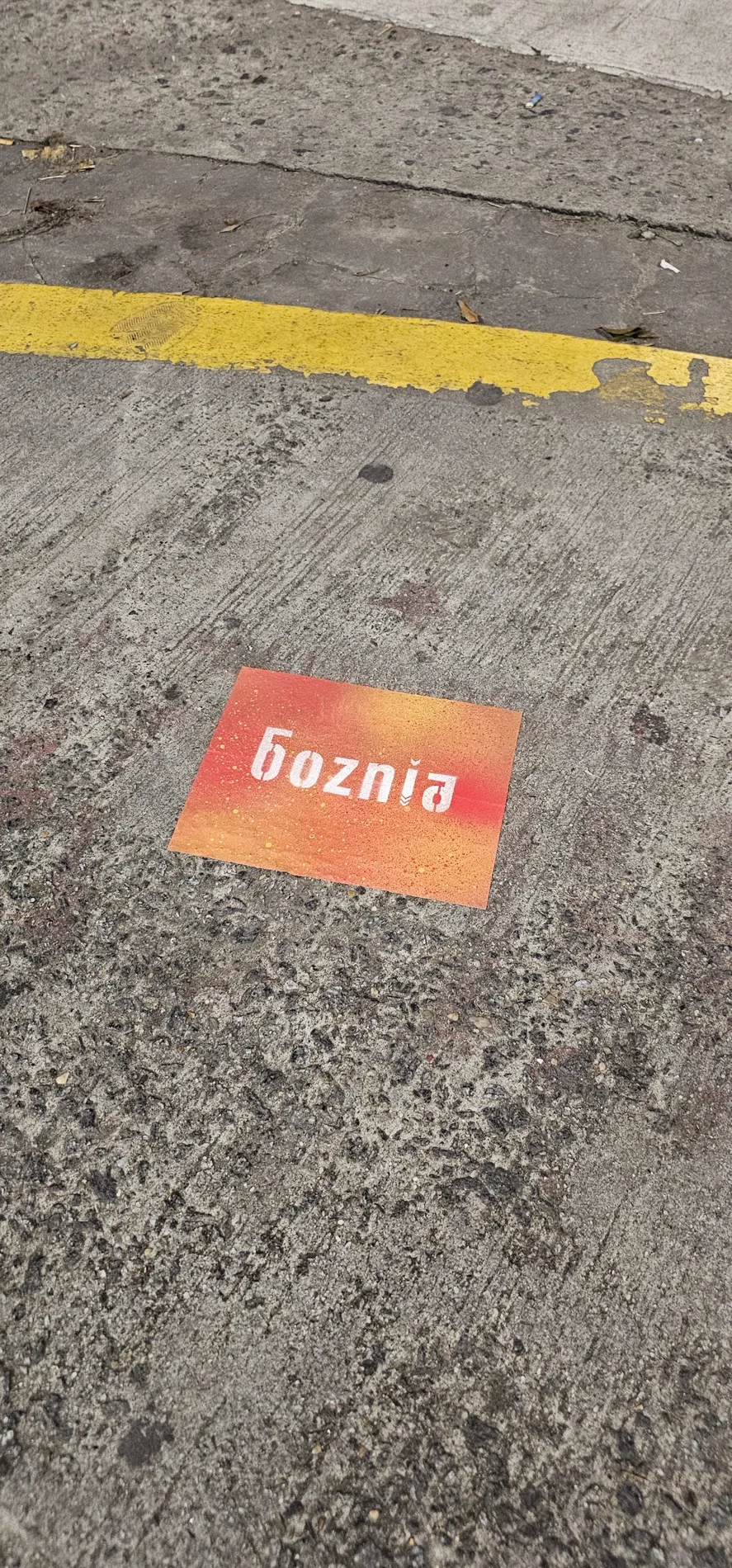Detalle de sticker de piso Boznia instalado en vía pública, Buenos Aires